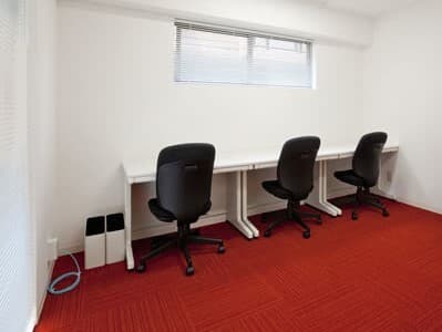 個室_机、椅子、サイドデスクなどの家具が備え付けです。