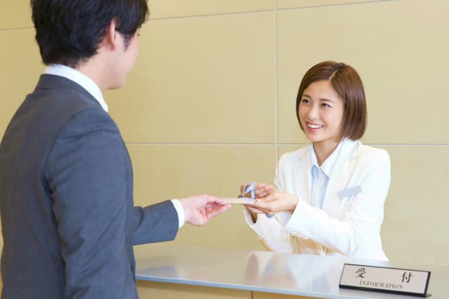 外観_受付。営業時間中スタッフが常駐しています。