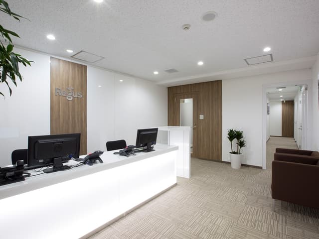 外観_受付。オフィスにはスタッフが常駐しており、入居者様のビジネスをサポートしています。