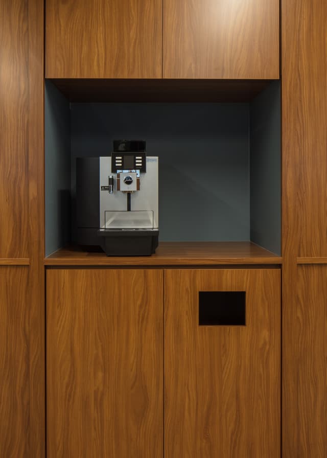 設備_コーヒーサーバー。ラウンジに無料のドリンクサービス(コーヒーとウォーターサーバー)があります