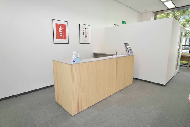 受付。営業時間中はスタッフが常駐しています。