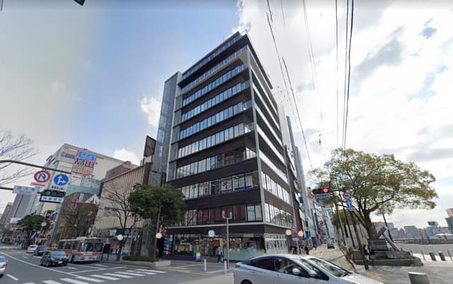 外観_福岡1の繁華街中洲。博多へも天神へもアクセス良好、川沿いに佇むハイグレードビル