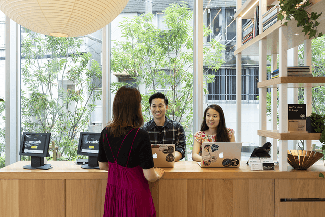 外観_受付です。サポートスタッフが常駐しているので来客対応も安心です©WeWork