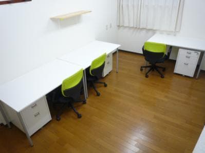 個室_3名様までご利用いただける個室です。備え付けの家具があります。