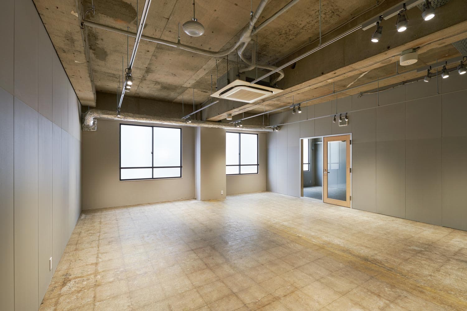 専用スペース_個室。広々とした間取りのため事務所利用はもちろん、イベントスペースやレンタルスペースとしての貸出も可能です。