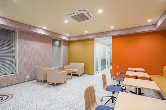 共用部_カフェラウンジ。1階に打合せや休憩が可能なラウンジがございます。