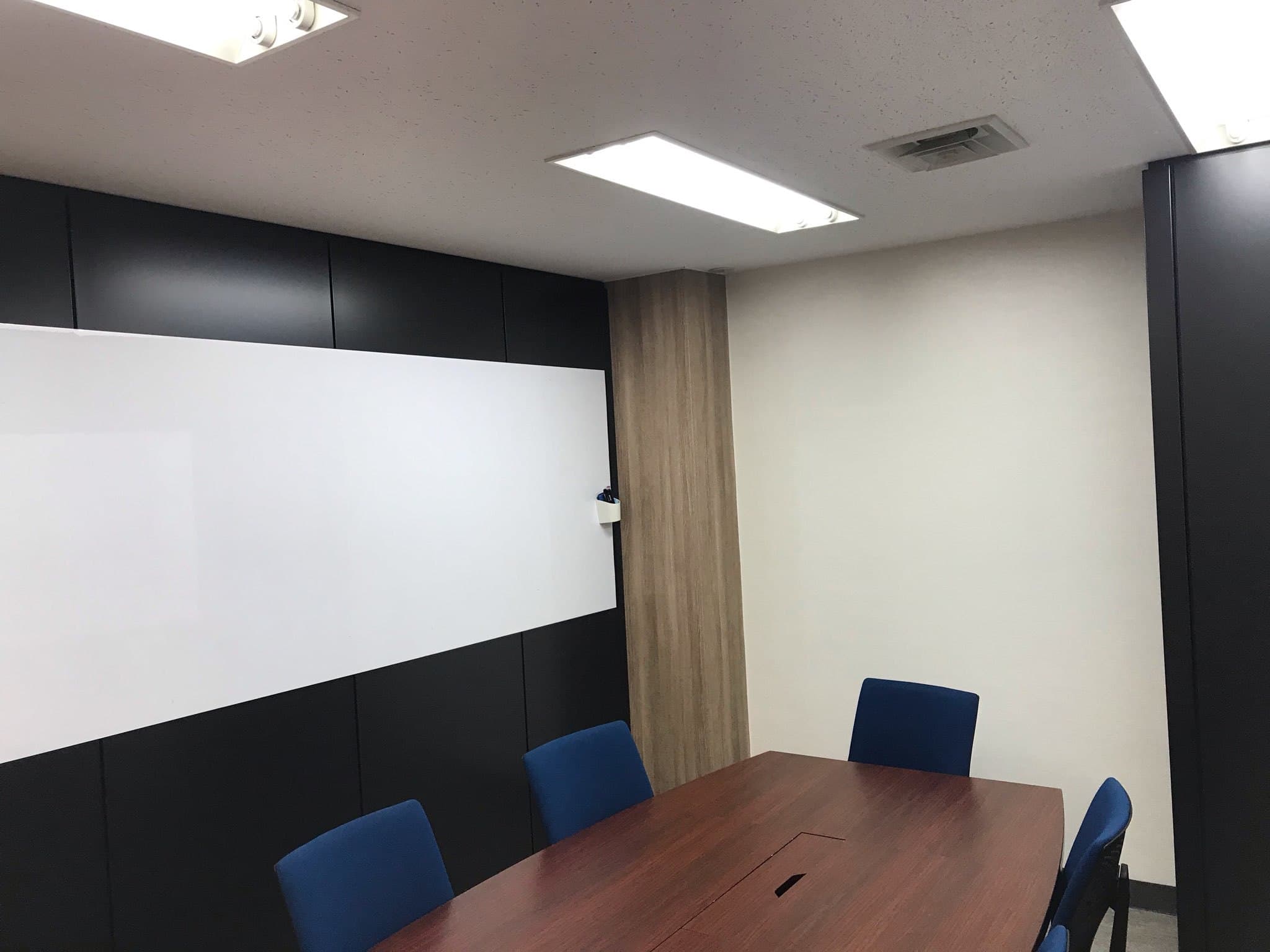 会議室_ビル内に2部屋ある会議室は入居者様ならば無料でご利用いただけます。