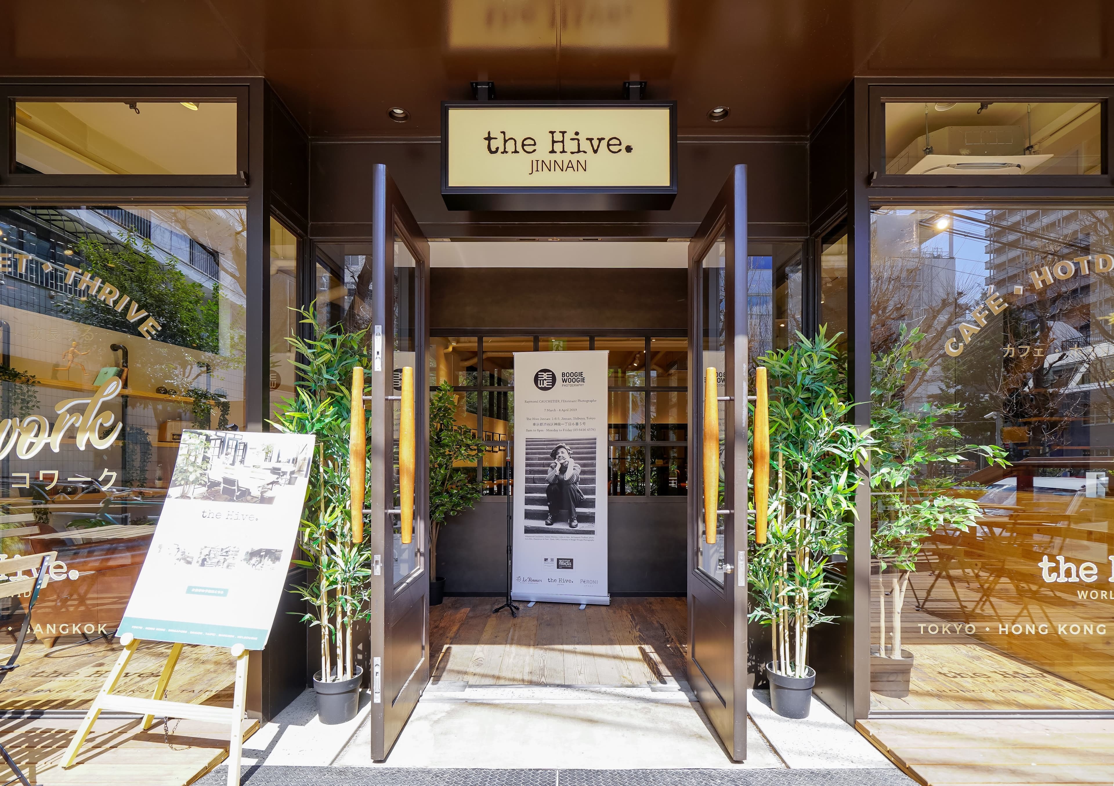 外観_テラス付きのエントランス