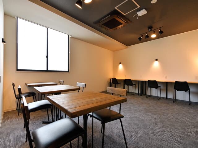 共用部_フリーデスク。カフェのような空間で自分の業務・勉強に集中できます。