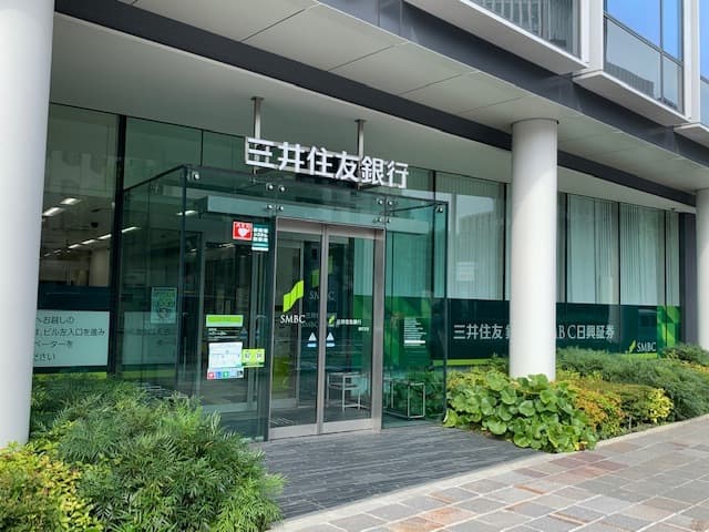 近隣の銀行_三井住友銀行 麹町支店(徒歩1分)