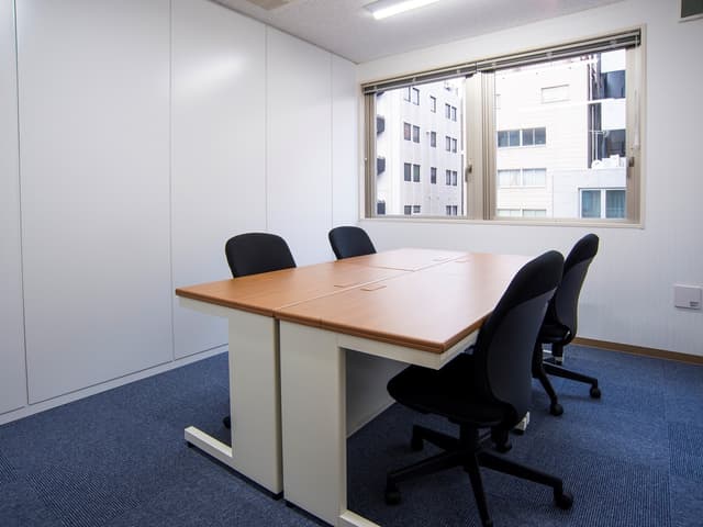 専有部_個室。人数分のオフィス家具が用意されているため、入居後すぐにビジネスを開始することが出来ます。