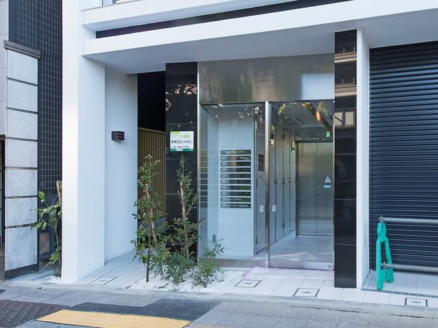 外観_青山通り沿いにある視認性の高いビルです。