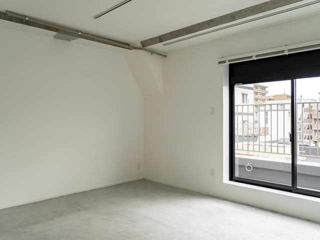 個室_窓があるため、明るい光が差し込む部屋になっています。
