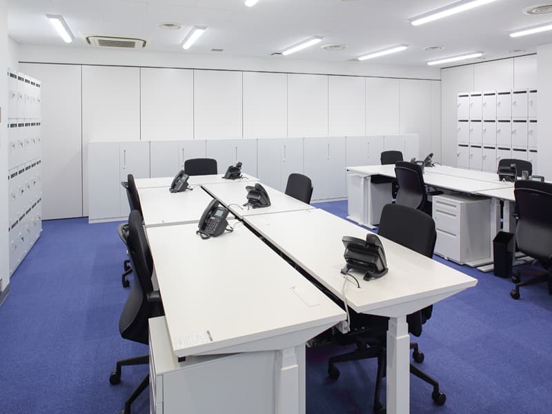 個室_ビジネスに必要なものがそろったシンプルなお部屋です。