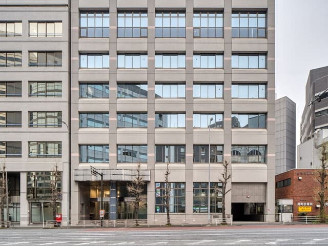 外観_ビジネス街の一角にあり、近隣には銀行やホテル、飲食店が数多くあります。
