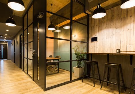 コワーキングスペース_様々な所に電源コードが引かれています