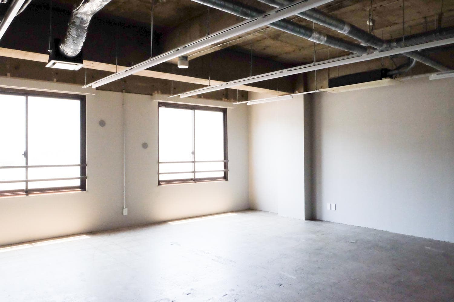 個室_事務所利用はもちろん、イベントスペースやレンタルスペースとしての貸出も可能です。共益費に光熱費・共用部清掃費等が含まれています。