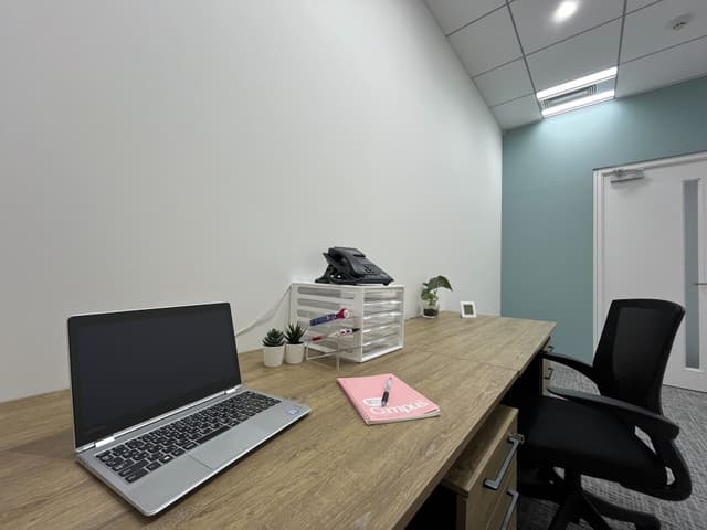 全部屋がデスク・チェア・キャビネット付きのオフィス。