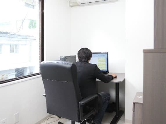 個室_一人用の個室です。集中して仕事に取り組めるでしょう。