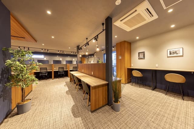共用部_カフェブース。間仕切付きのデスクとなっており、周囲を気にせず自身の作業に集中できます。