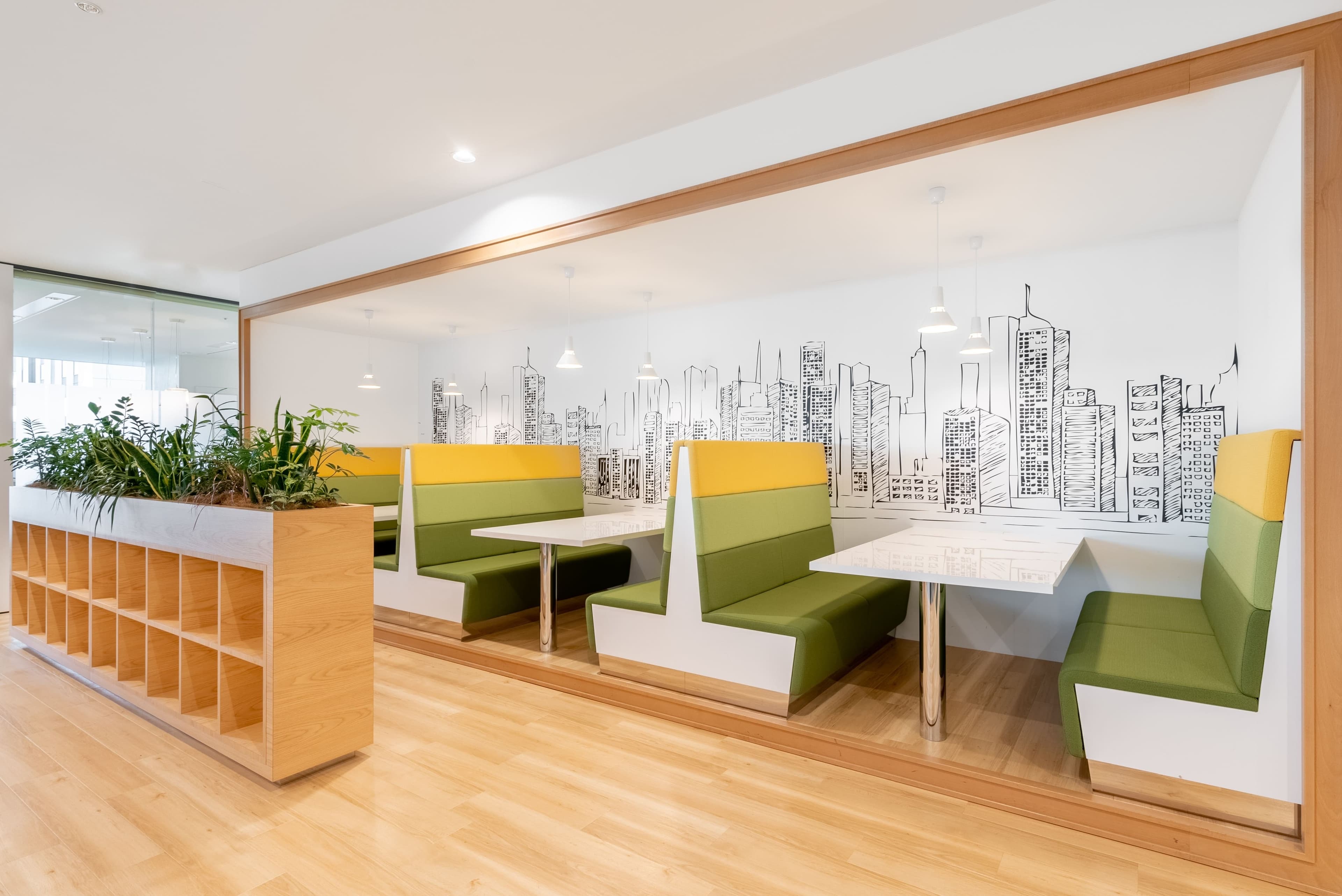 Regus_Blue_Avenue_5128_Yokohama_Japan_Coworking_Place_Without_People
