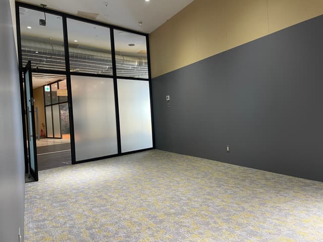 専有部_オフィスエリア。2~8名用のオフィスを提供しています。