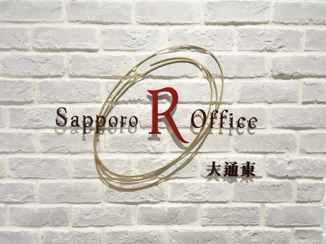 その他_エントランスロゴ。ビル内9階のこのロゴが目印です。