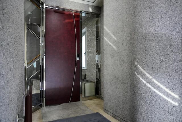 正面玄関はカードキーによるオートロックとなっております。