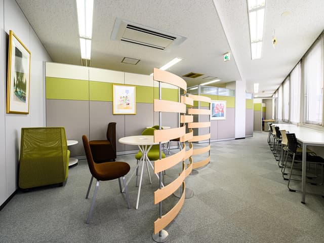 共用部_ミーティングスペース。無料で利用できるミーテングスペースです。