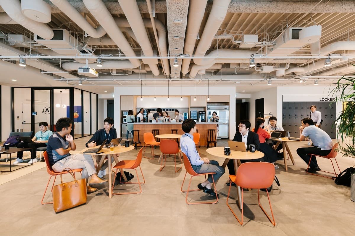 共用部_パントリー。リフレッシュできるキッチンには様々な設備が整っています。©WeWork ※写真はイメージです。