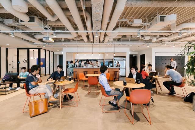 共用部_パントリー。リフレッシュできるキッチンには様々な設備が整っています。©WeWork ※写真はイメージです。