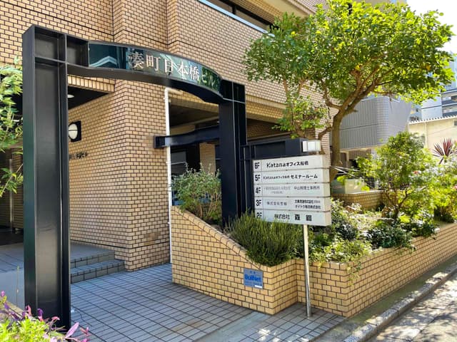 ビル正面ゲート