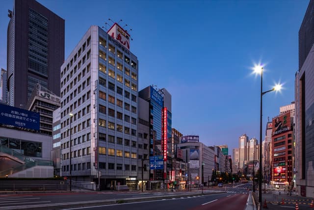 外観_JR新宿駅南口から道路を挟んだ向かい側にあります。