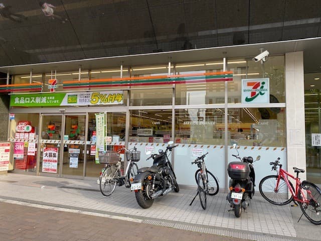 近隣のコンビニ_セブンイレブン四谷3丁目店(徒歩1分)