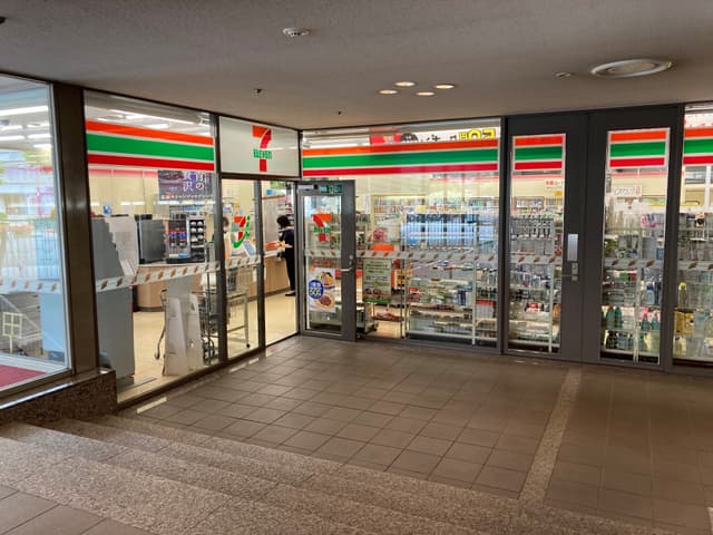 近隣のコンビニ_セブンイレブン 京都リサーチパーク店 (同ビル1階)