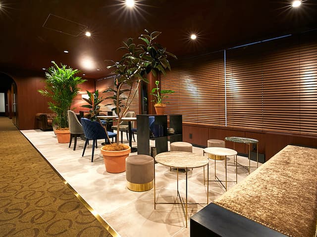 共用部_LOUNGE。打ち合わせや商談に加えコミュニケーションの場所としてご利用いただけます。