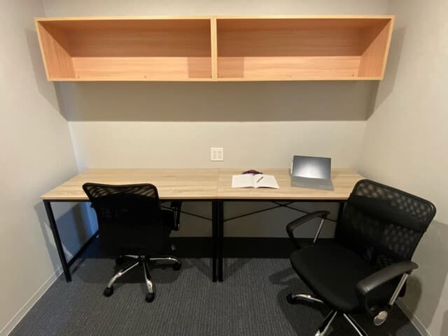 個室_書籍や持ち込みの備品が置ける棚が利用でき、個室を効率的に利用できます。