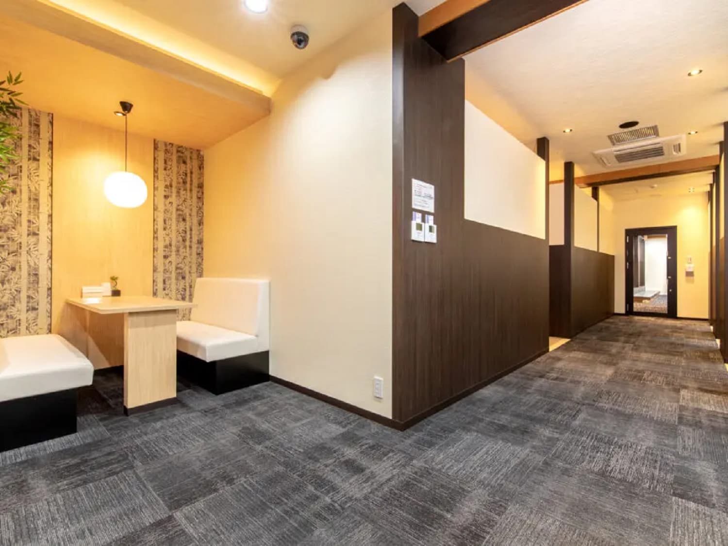 共用部_ラウンジ。ちょっとした打ち合わせなどにもご利用可能なスペースです。©bizcomfort