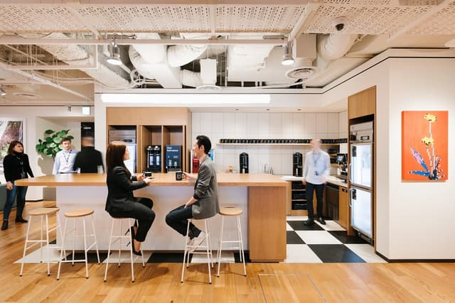 共用部_パントリー。リフレッシュできるキッチンには様々な設備が整っています。©WeWork ※写真はイメージです。
