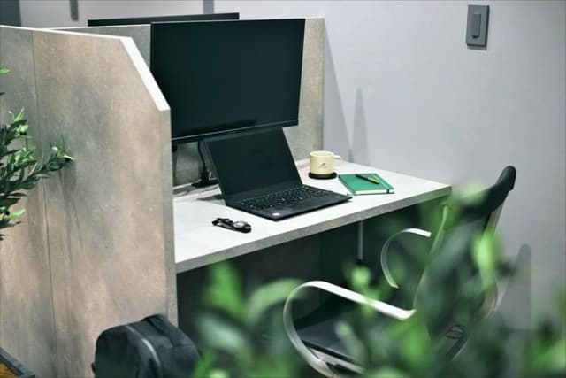 コワーキング専用席_モニター完備で作業も快適。