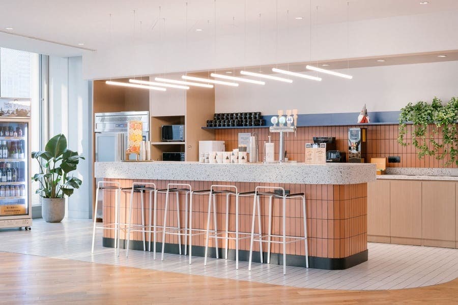 共有部_キッチン。作業の合間のリラックスにぴったりな設備が揃っています。©WeWork ※写真はイメージです。
