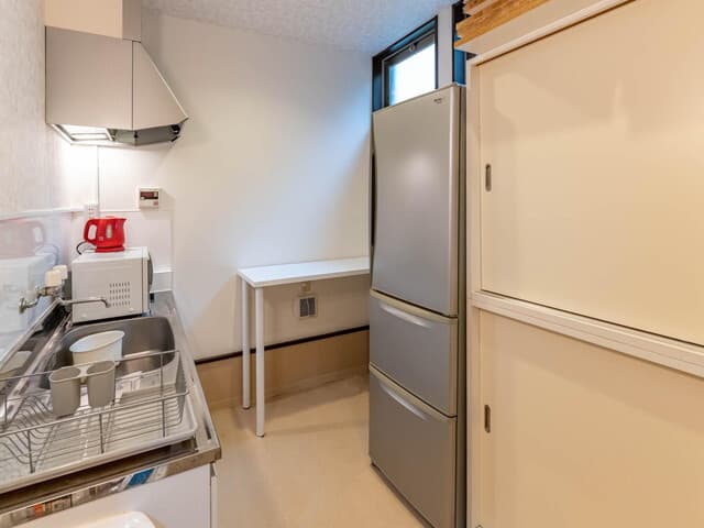 共用部_キッチンスペース。簡単なキッチン設備が整っており、ランチや休憩の際にご利用いただけます。