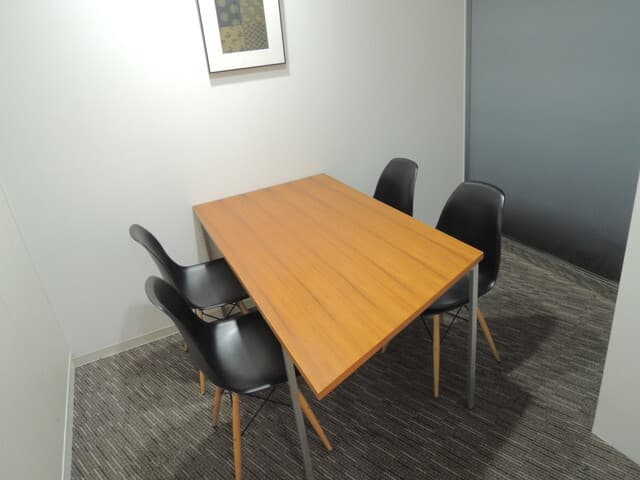 共用部_会議室。1階と2階にある有料会議室をお使いいただけます。