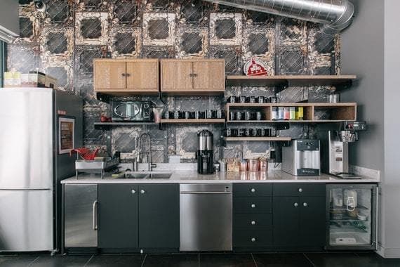 共用部_オープンスペース。コーヒーはもちろんビールなどのドリンクも無料で楽しめます。©WeWork※画像はイメージです。