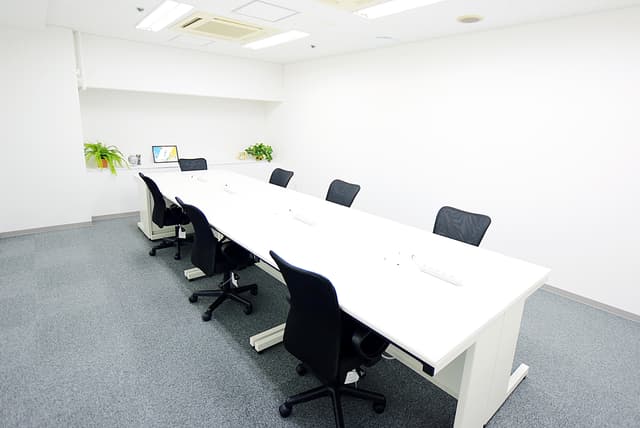 個室_家具が備え付けですぐに仕事に取り掛かれます。