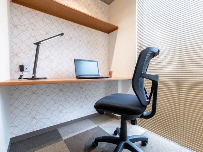 専有部_個室。オフィス家具、インターネット回線が全室に備え付けです。©BIZcomfort