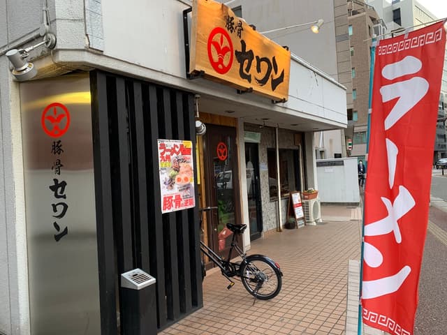 周辺情報_グルメの街天神。オフィスの周りにはおいしい飲食店が立ち並んでいます。