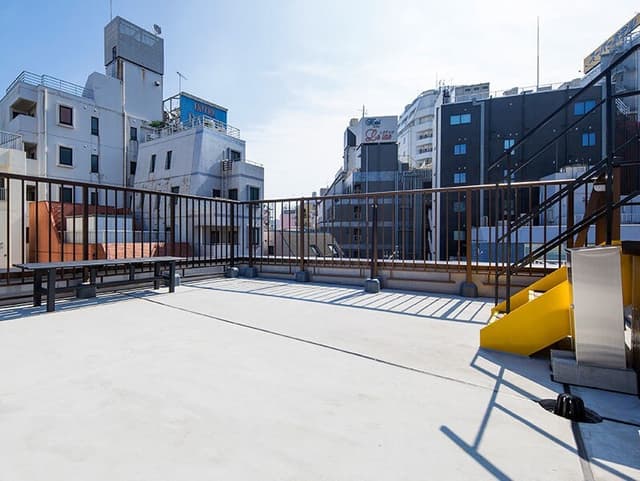 共用部_晴れた日はゆっくりと屋上でランチも可能です。