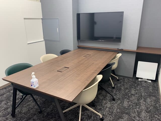 共用部_ミーティングルーム。プライバシーが確保された個室型の会議室です。