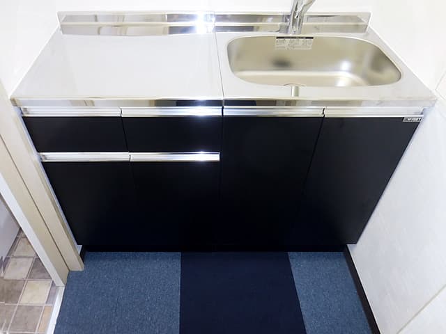 内観_給湯スペースの写真です。新しく、きれいなシンクです。